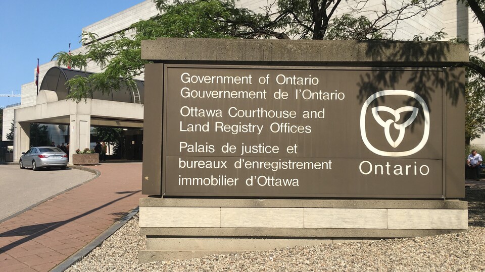 Sur une affiche, on peut lire : « Gouvernement de l'Ontario, Palais de justice et bureaux d'enregistrement immobilier d'Ottawa ».