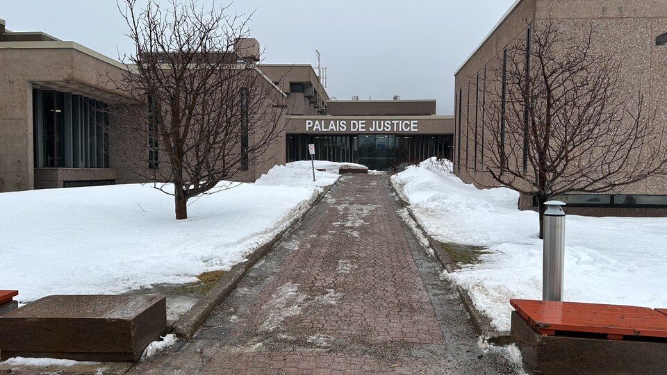 Le palais de justice de Percé en hiver. 