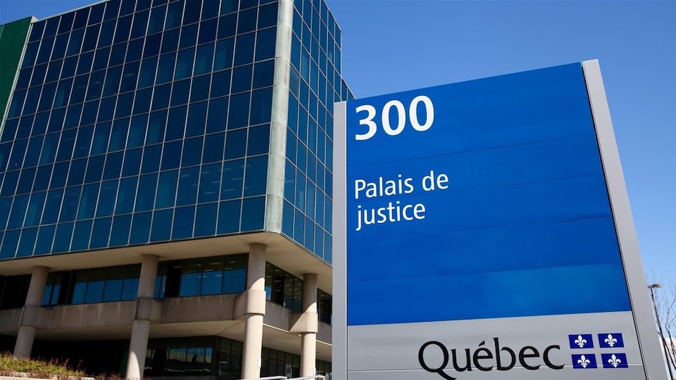 Affiche du palais de justice de Québec.