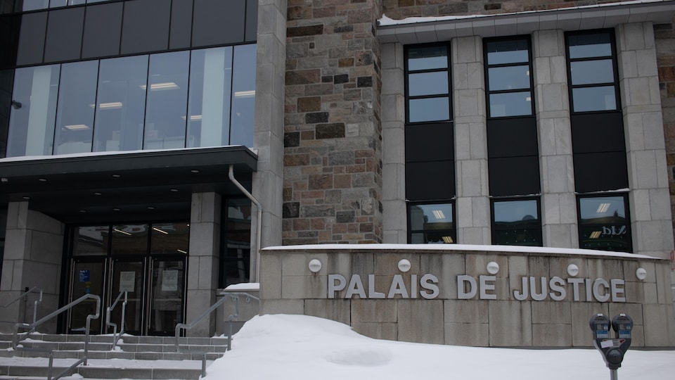Le palais de justice de Rimouski sous la neige.