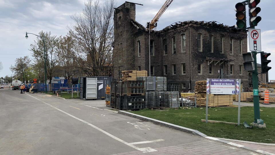 Le palais de justice de Roberval détruit par le feu.