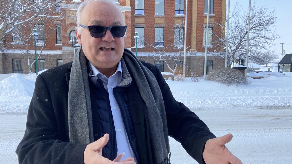 Serge Bergeron en discussion devant l'hôtel de ville de Roberval.