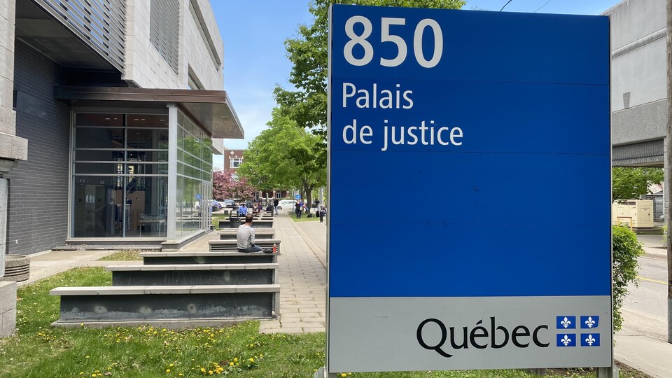 L'affiche du palais de justice de Trois-Rivières, à l'extérieur de celui-ci.