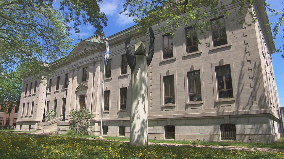 Grande bâtisse de face du palais de justice de Trois-Rivières