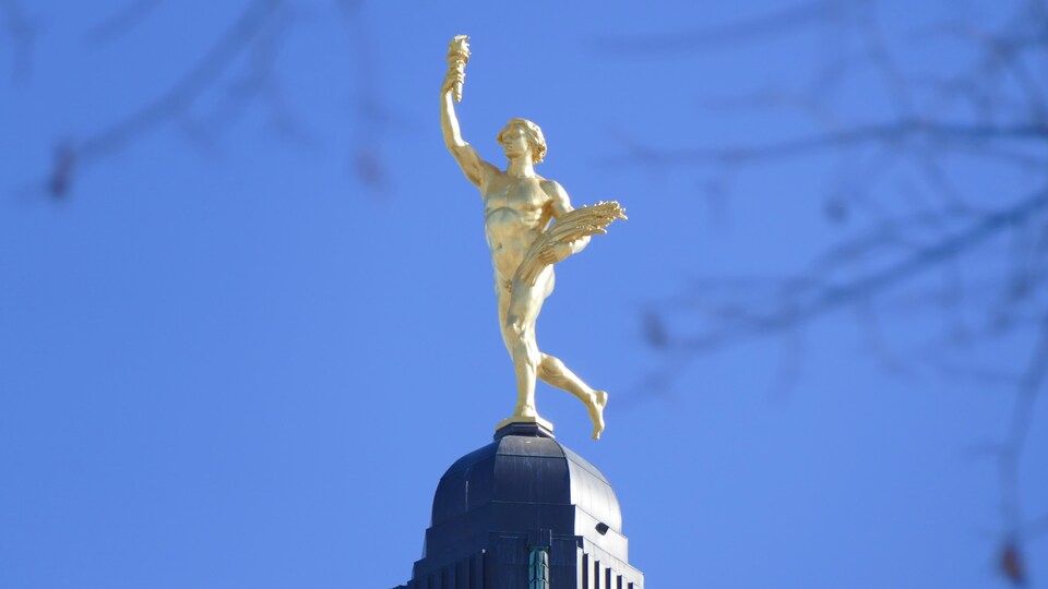 Le Golden Boy qui surplombe le Palais législatif du Manitoba.