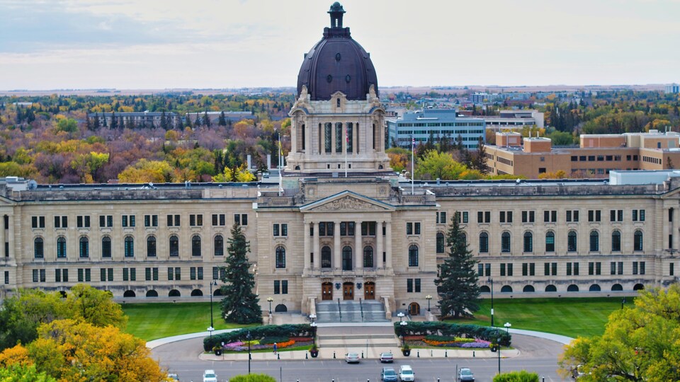 Une vue aérienne sur le Palais législatif de Regina en automne.