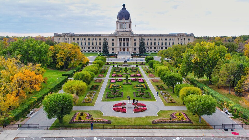 Une vue aérienne du palais législatif de Regina en automne.
