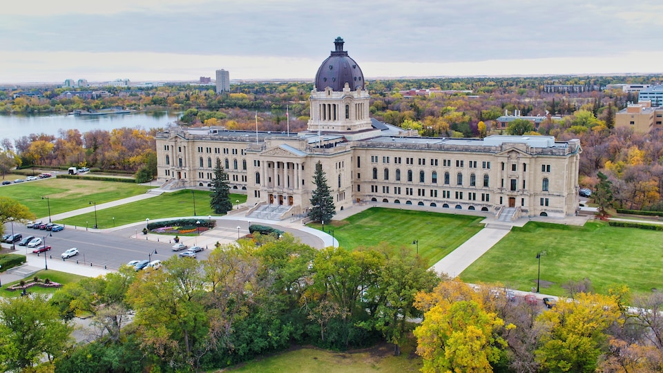 Une vue aérienne sur le palais législatif de Regina en automne.