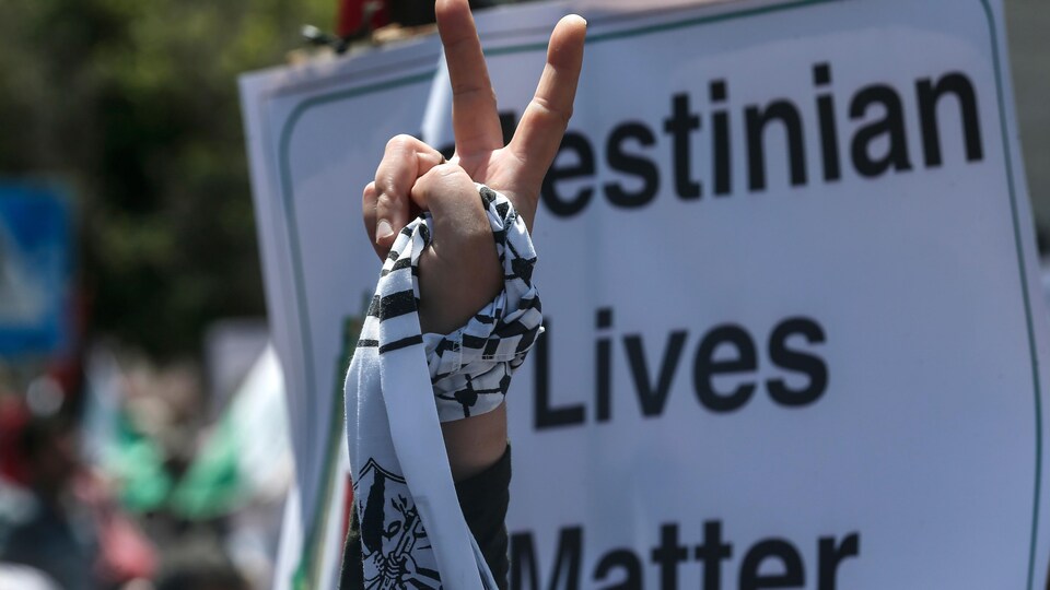 Un manifestant brandit le signe de la victoire lors d'un rassemblement de Palestiniens qui ont appelé à une « Journée de la rage » pour protester contre le projet d'annexion par Israël de certaines parties de la Cisjordanie occupée.