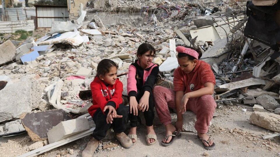 Trois enfants palestiniennes devant les ruines d'une maison détruite par l'armée israélienne dans Jérusalem-Est.