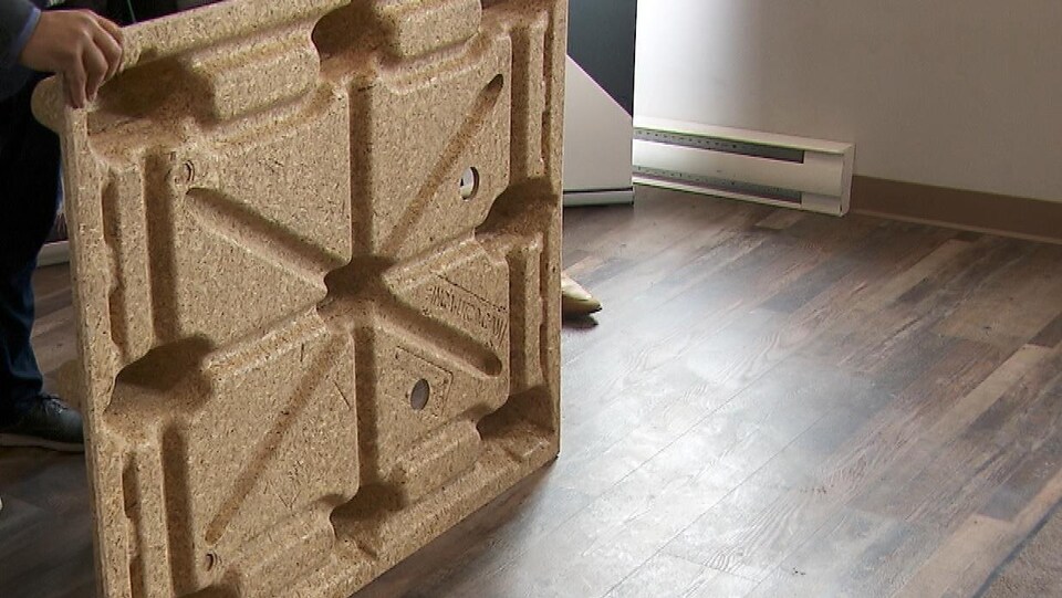 Une palette fabriquée à partir de copeaux de bois