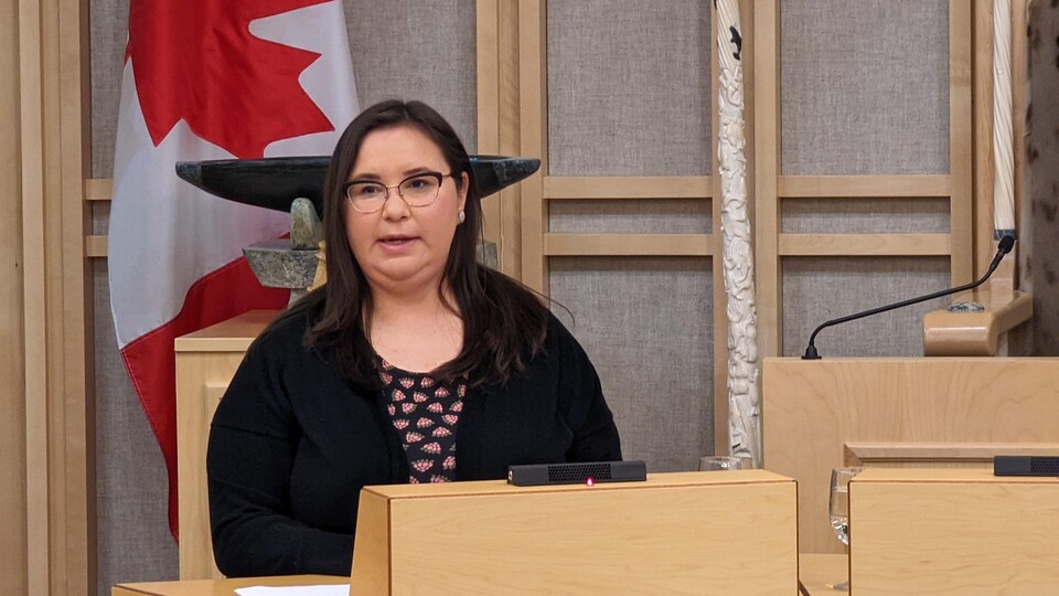 La ministre de l'Éducation du Nunavut, Pamela Gross s'exprime à l'Assemblée législative.