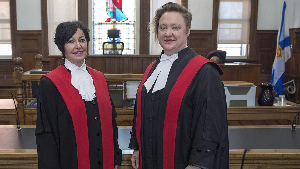 Les juges Pamela Williams et Amy Sakalauskas.