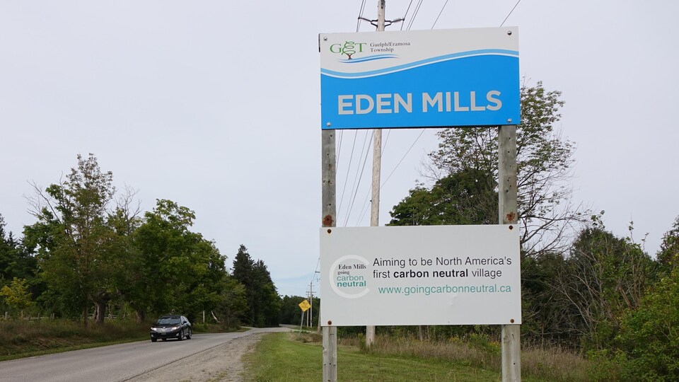 Sur la pancarte : «Eden Mills vise à devenir le premier village carboneutre d'Amérique du Nord».