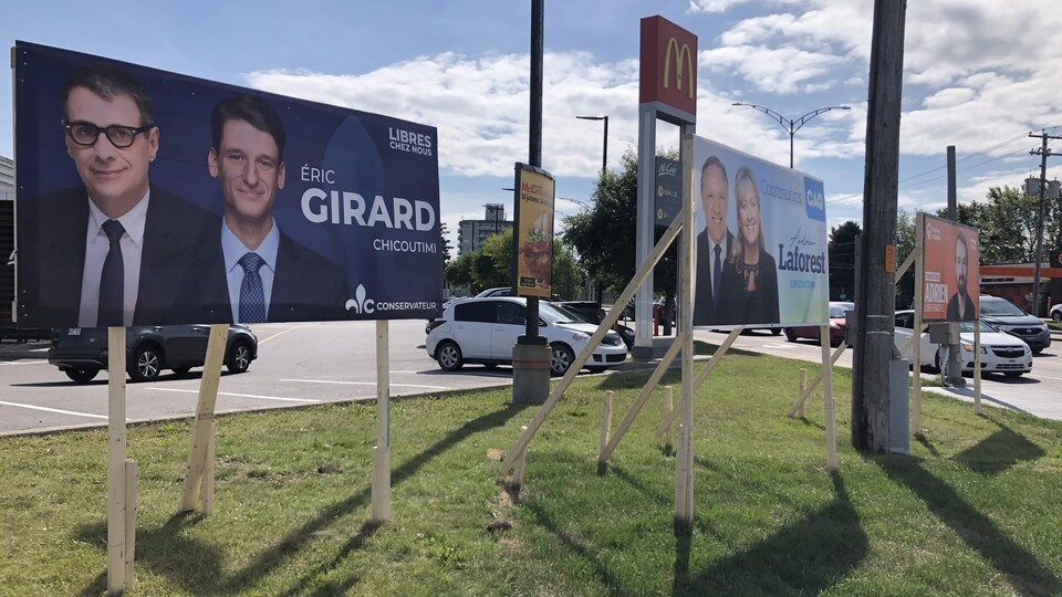 Des pancartes électorales ont été installées côte à côte à Chicoutimi.