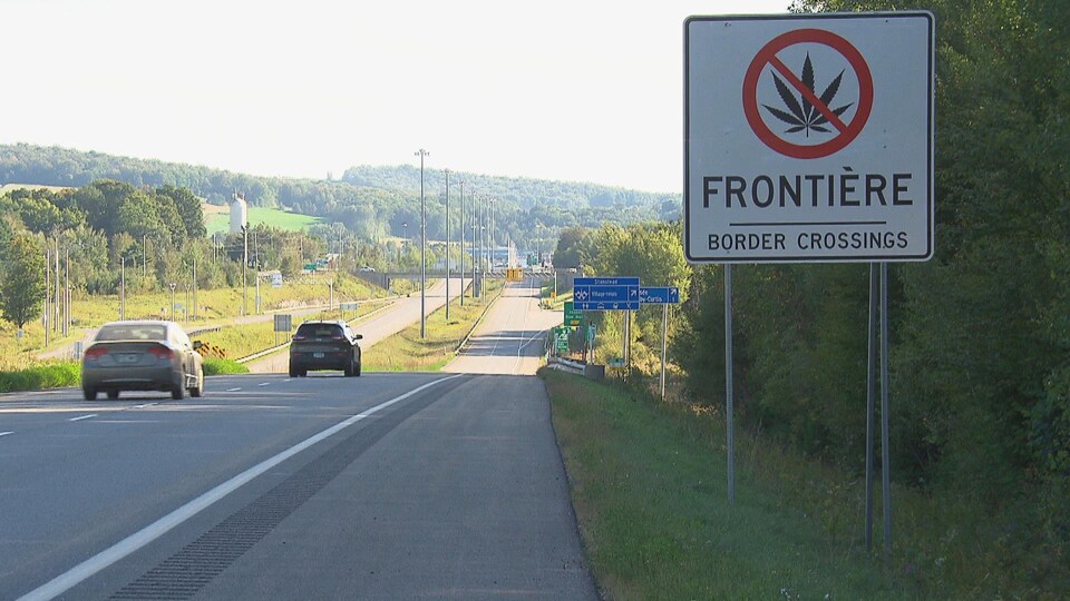 De nouveaux panneaux de signalisation installés à proximité des postes frontaliers entre le Canada et les États-Unis.