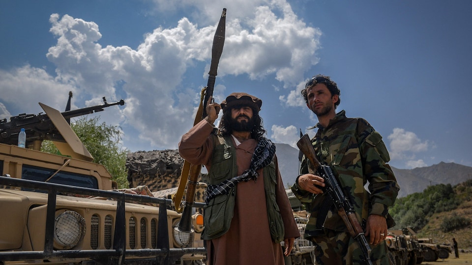 Un résistant tient un lance-roquettes, un autre un fusil d'assaut.