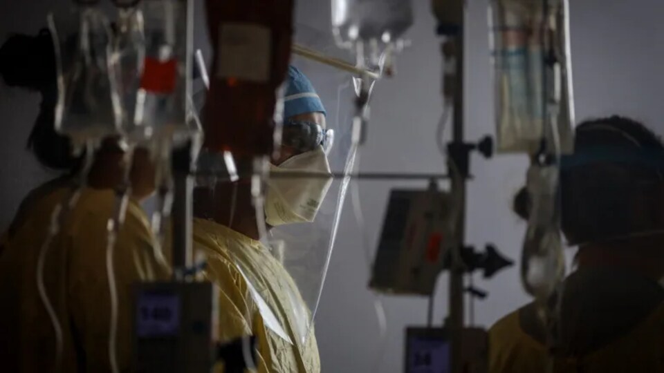 Une équipe des unités de soins intensifs de Services de santé Alberta.