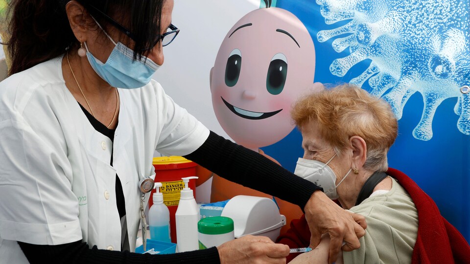 Une femme âgée reçoit le vaccin à Tel-Aviv.