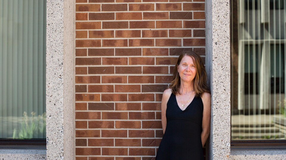 L'enseignante Guylaine Beaubien sourit à la caméra.