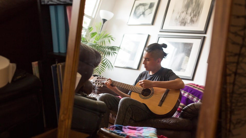 Luka Guerrero joue de la guitare dans le salon familial.