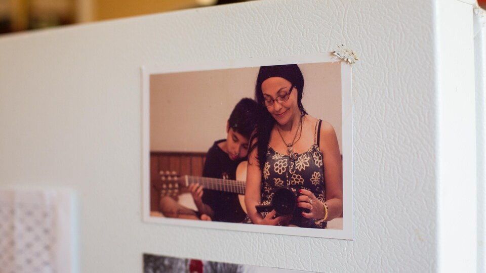 Une photo de Lucila et Luka Guerrero est aimantée sur le frigidaire.