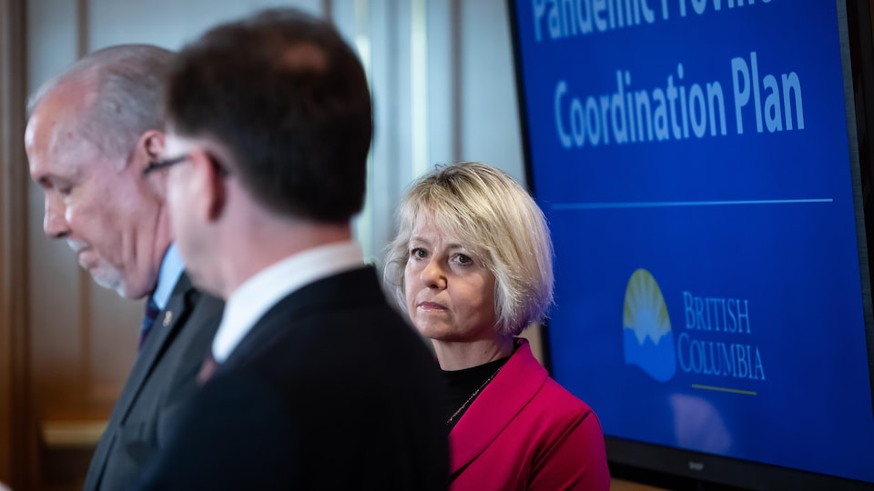 Bonnie Henry, John Horgan et Adrian Dix en conférence de presse.