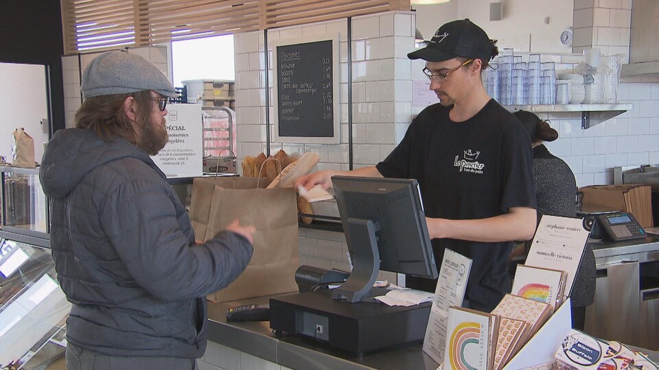 Le Panetier du boulevard des Récollets s'est tourné vers la nourriture à emporter pour demeurer ouvert.