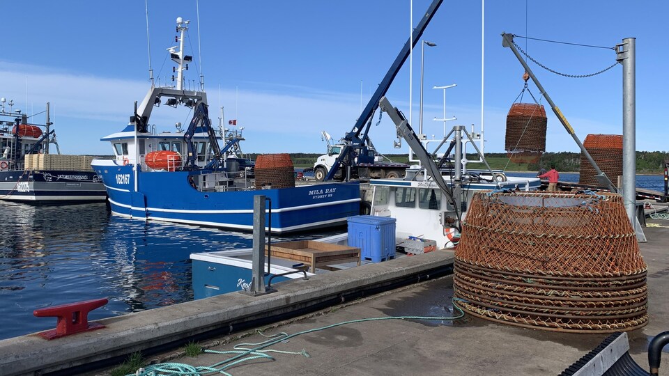 Un bateau de pêche amarré à un quai.