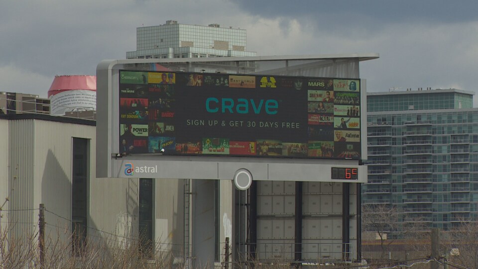 Une panneau d'affichage numérique au centre-ville de Toronto.