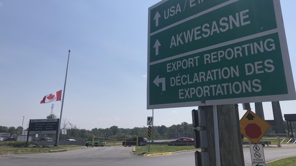 Un panneau indiquant la direction des États-Unis et d'Akwesasne à la frontière