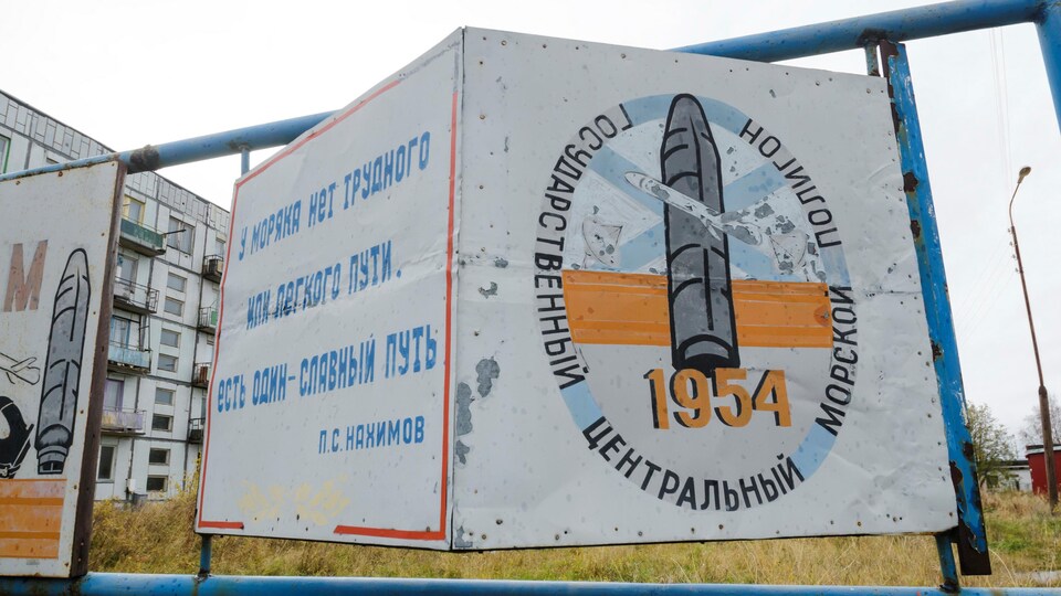 Un panneau de la garnison militaire située près du village de Nionoksa dans la région d'Arkhangelsk en Russie.