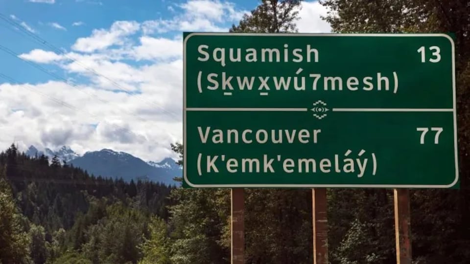 Un panneau de circulation avec des langues autochtones.