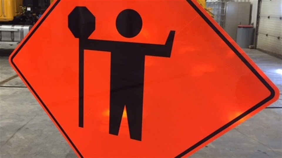 Un panneau indicateur de chantier routier.
