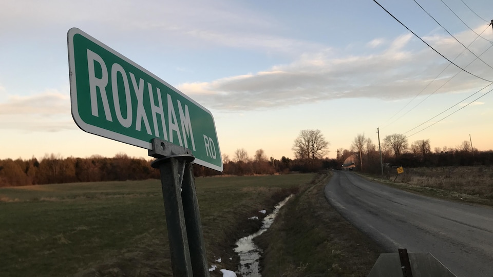 Le panneau devant l'entrée du chemin Roxham, aux États-Unis
