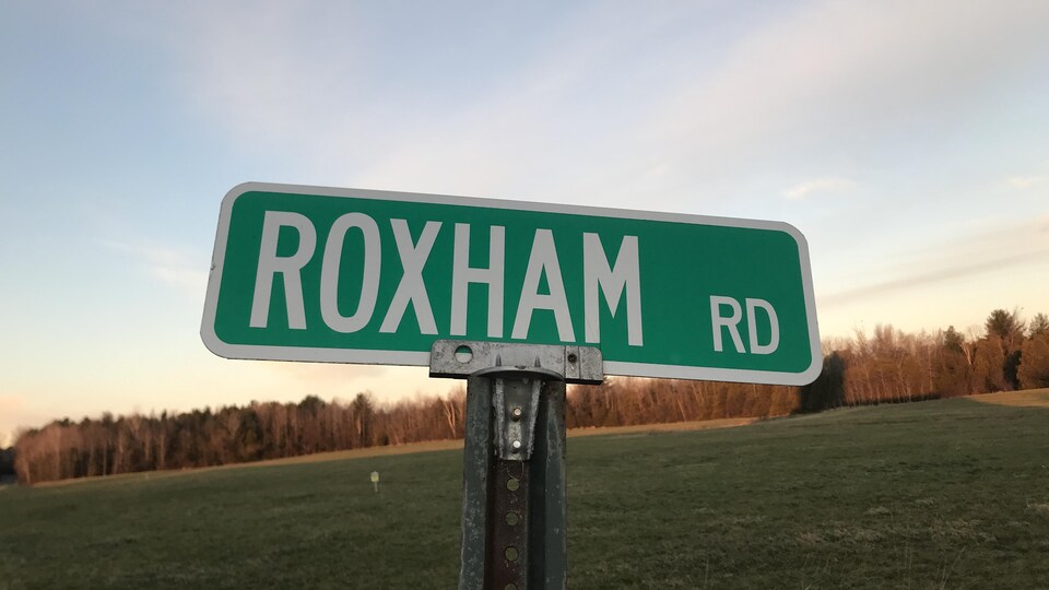 Le panneau devant l'entrée du chemin Roxham, aux États-Unis.