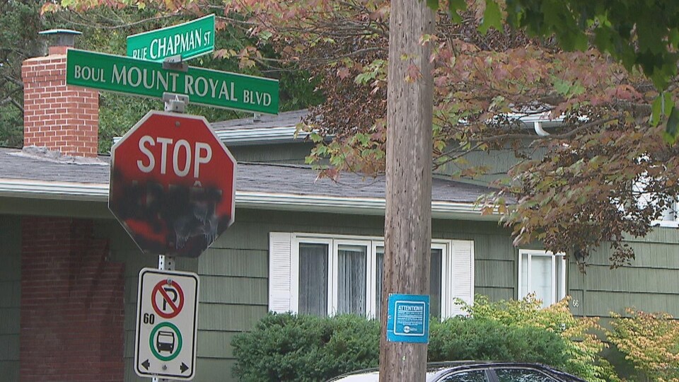 Un panneau de signalisation vandalisé à Moncton.