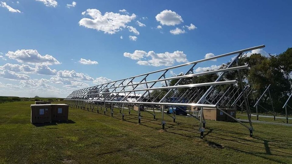 Les panneaux solaires installés sur la ferme de Hans Gorter à Otterburne.
