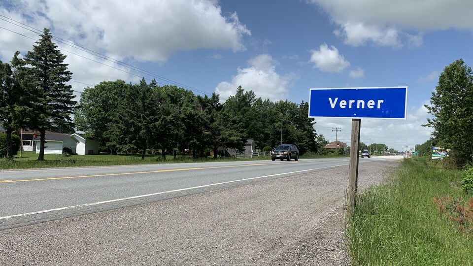 Le panneau à l'entrée du village de Verner