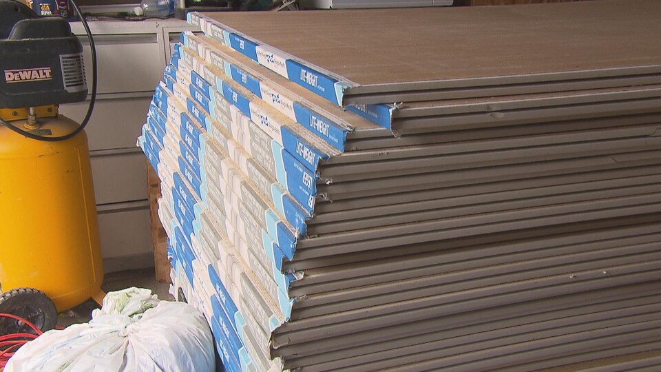 Une pile de panneaux de gypse.