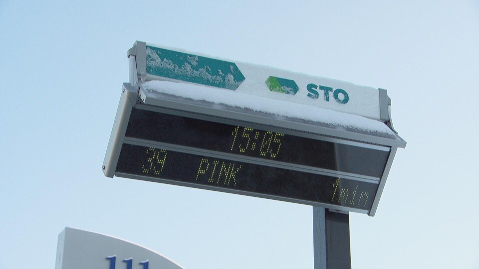 Un panneau électronique indique que l'autobus 39 Pink doit passer dans une minute.