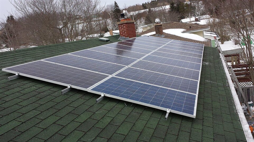 Des panneaux solaires installés sur le toit d'une résidence.