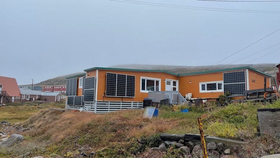 De grands panneaux solaires ont été installés sur les murs de la maison d'un étage de Bert Rose à Iqaluit.