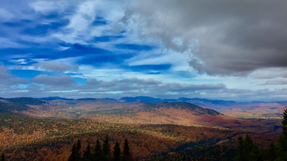 Un panorama de montagnes dans Charlevoix à partir du mont Sainte-Anne