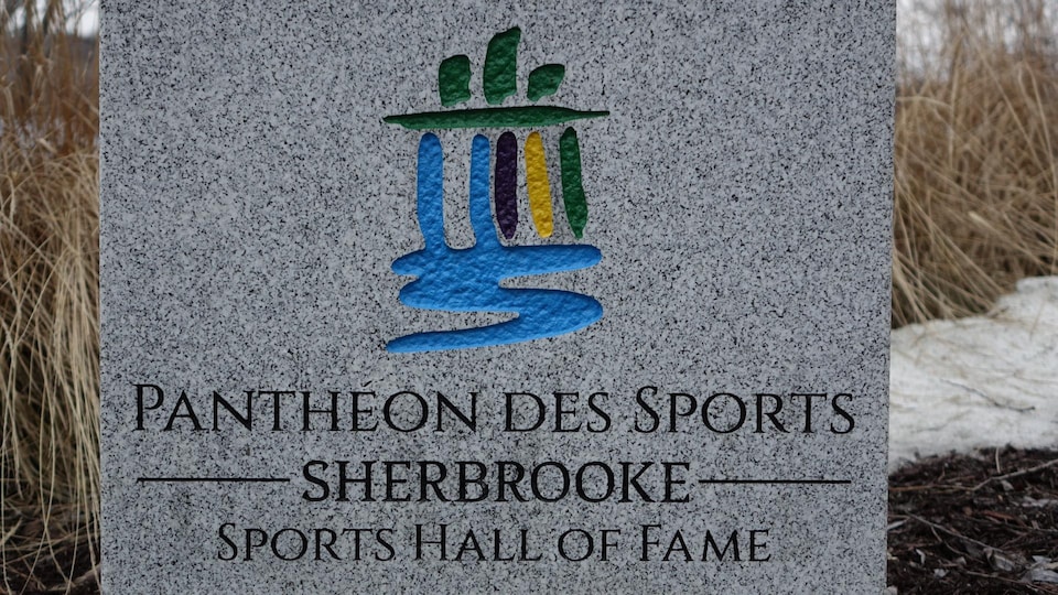 Le logo du Panthéon des sports de Sherbrooke sur une plaque en pierre