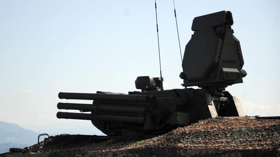 Plan rapproché d'une tourelle armée de missiles antiaériens et équipée d'un radar.