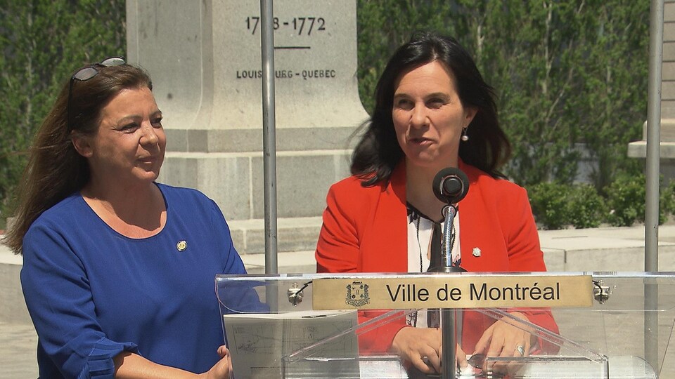 Les deux femmes sont derrière un lutrin de la Ville de Montréal.