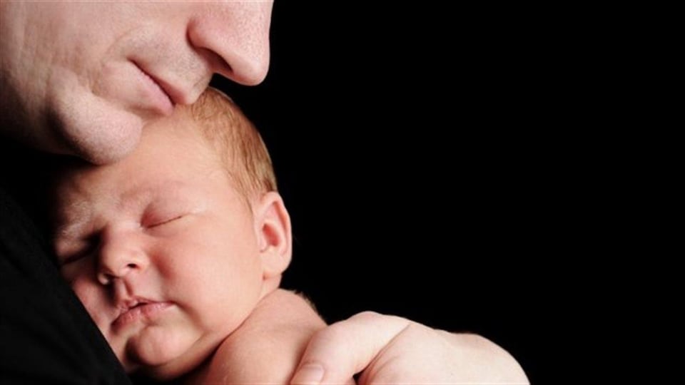 Un père et son bébé