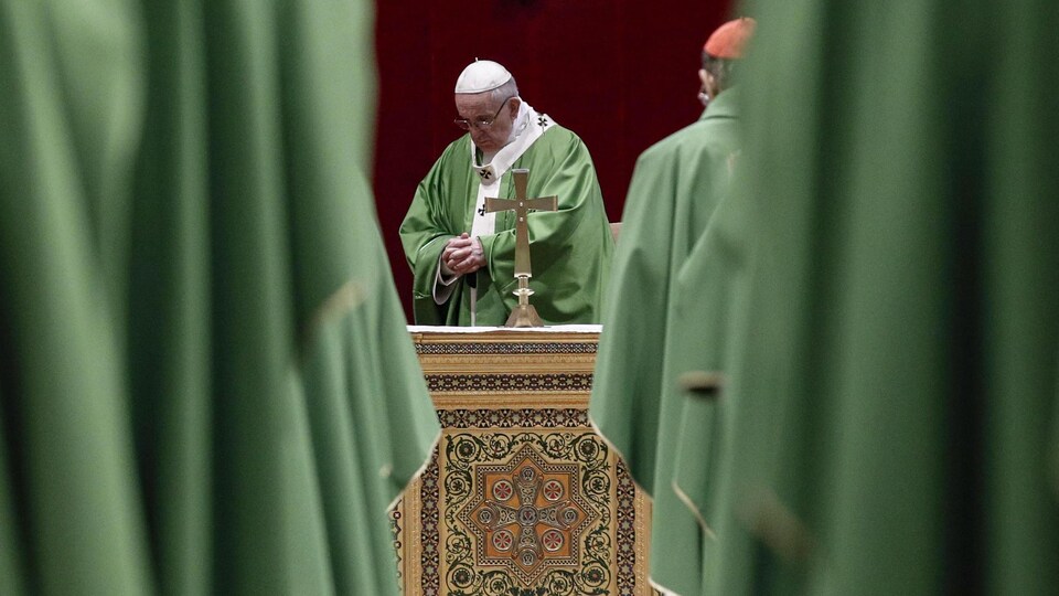 Le pape François a assisté à la messe dans la salle royale du Palais apostolique du Vatican, dimanche matin. 