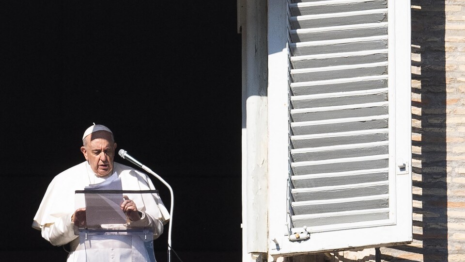 Le pape s'exprime depuis une fenêtre.